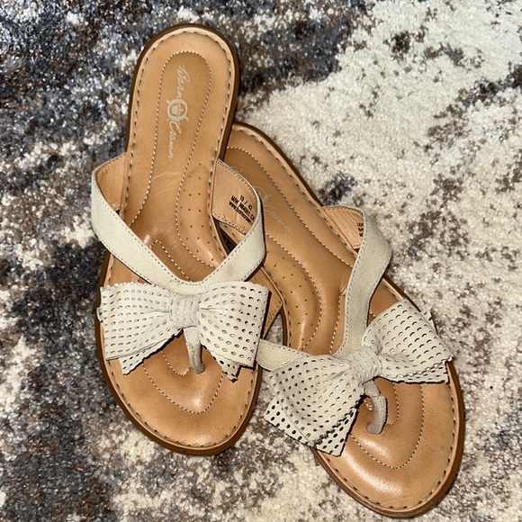 Allen Edmonds Shoes - Born Crown Leather Thong Style Sandal with a Bow size 10